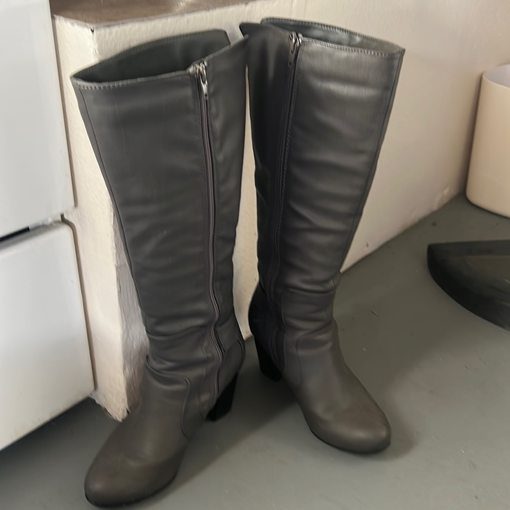 SLIGHTLY USED GEAY COLOR KNEE HIGH BOOTS